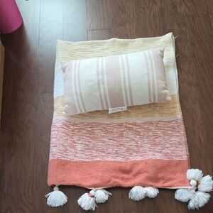 DKNY Orangy Peach Yellow and Cream Knit Fabric Throw. 50 X 60 Inch